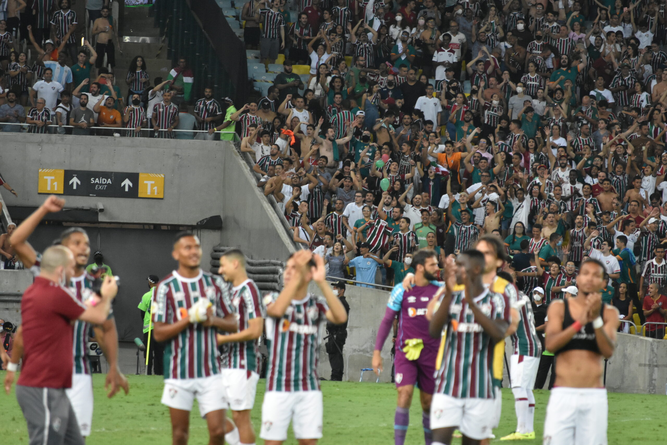 Atletas do Fluminense comemorando após partida