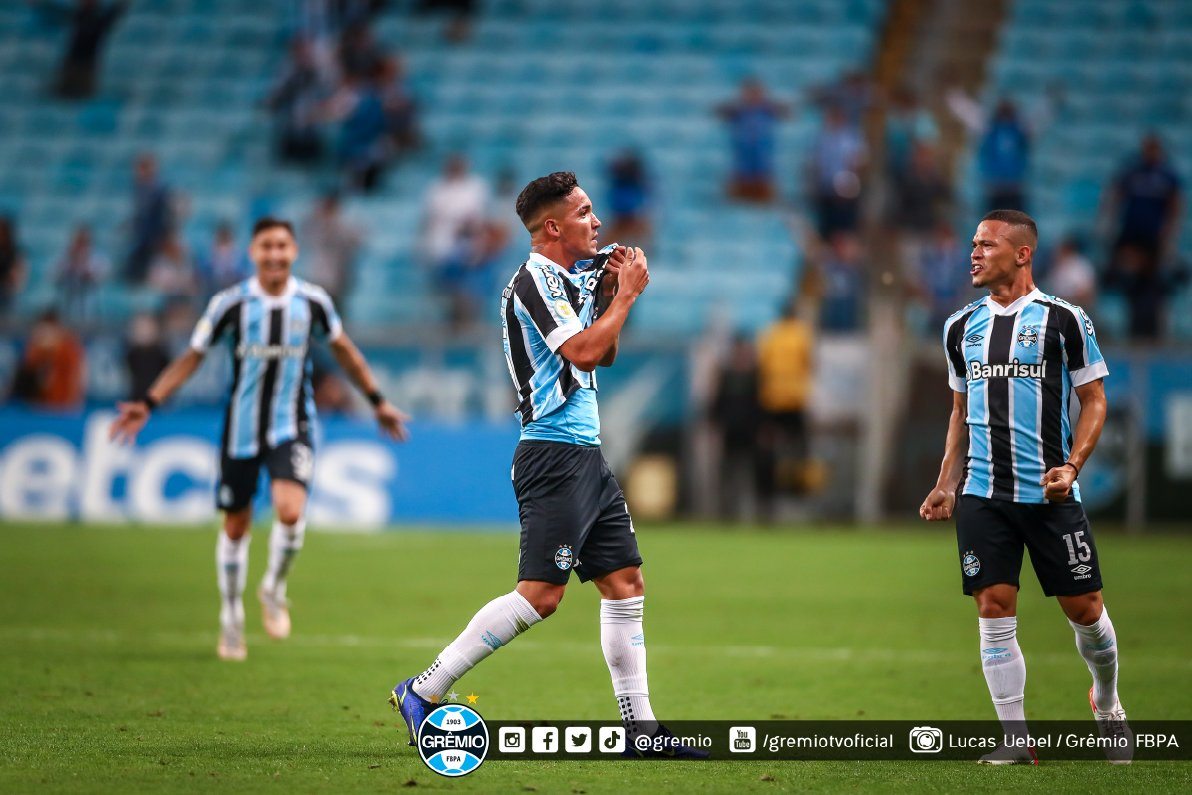 Jhonata Robert comemorando o 3° gol do Grêmio
