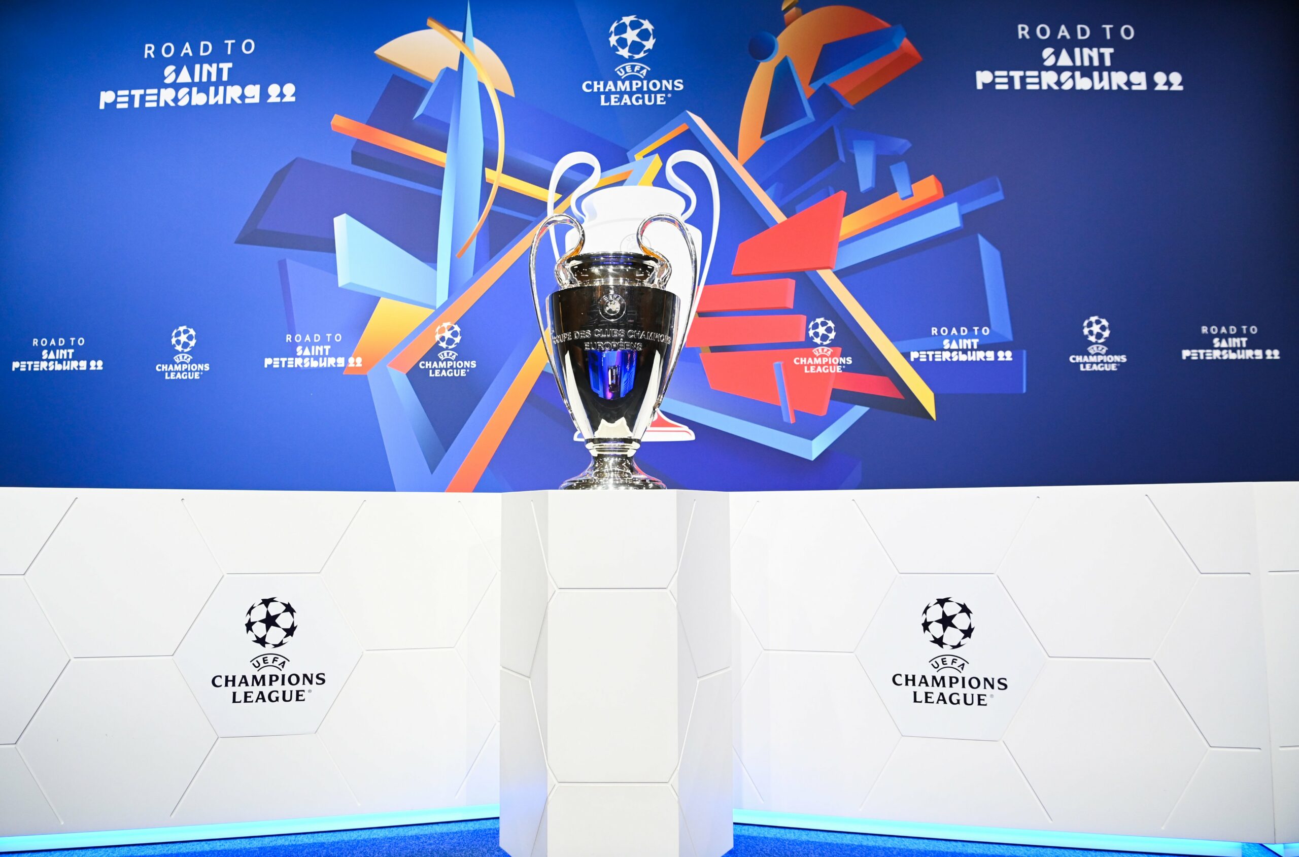 Taça da Champions League sendo exibida