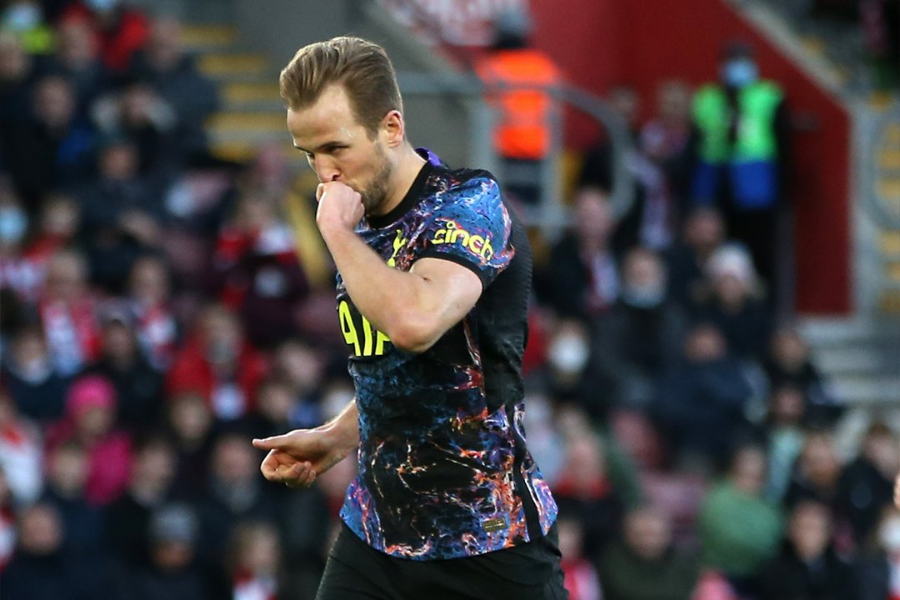 Kane celebra gol marcado em Southampton x Tottenham