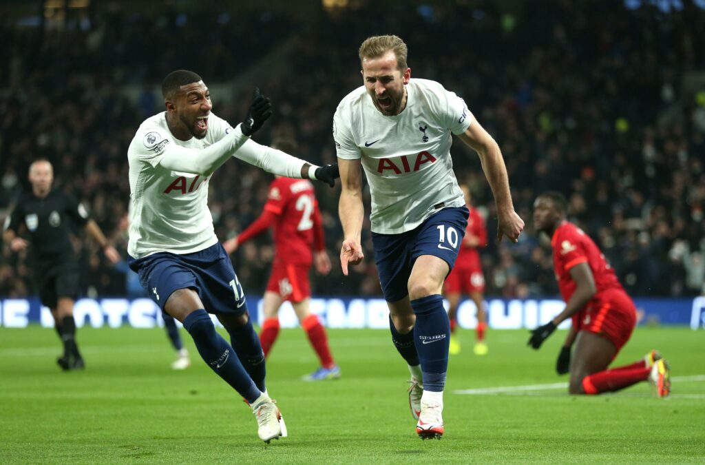 Harry Kane celebra gol em Tottenham x Liverpool