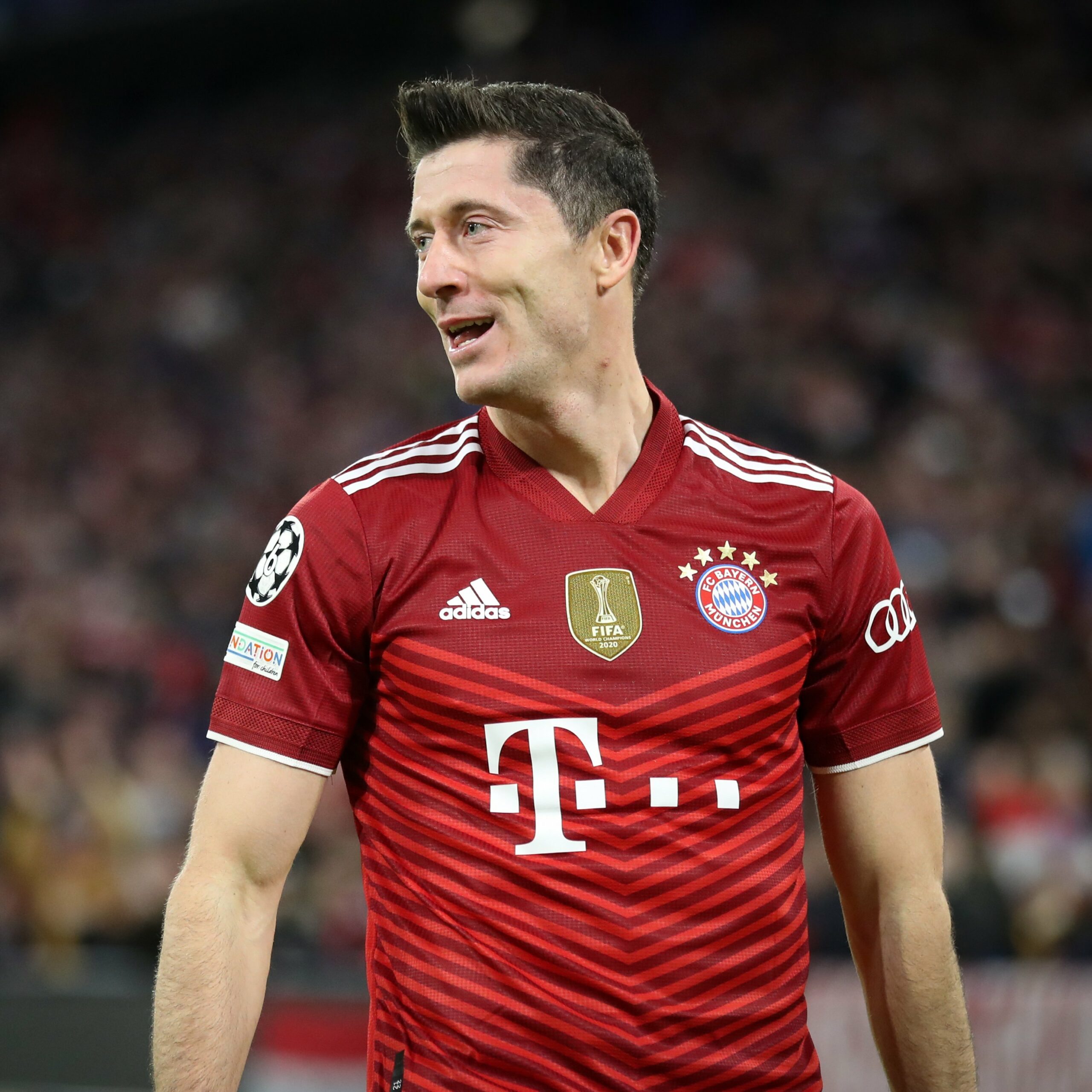Lewandowslki sorri em partida do Bayern de Munique na Champions League