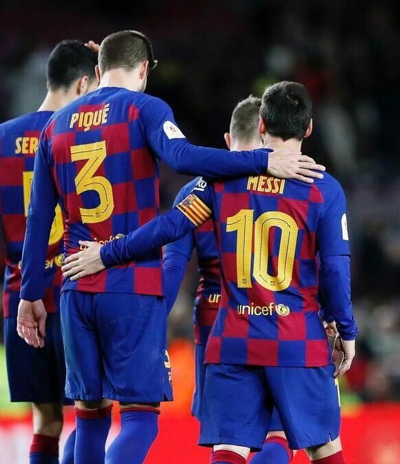 Messi anda abraçado com Piqué em campo pelo Barcelona