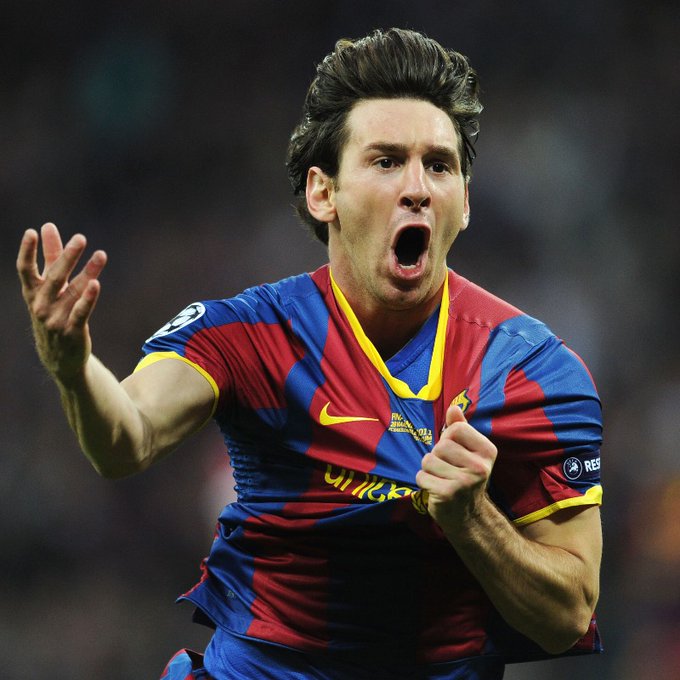 Messi segura escudo do Barcelona após marcar gol contra Real Madrid pela Champions League
