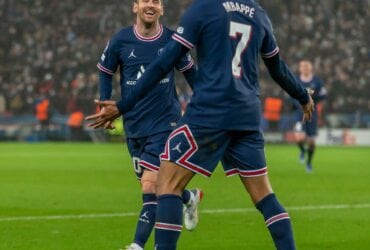 Messi e Mbappé celebram gol do PSG
