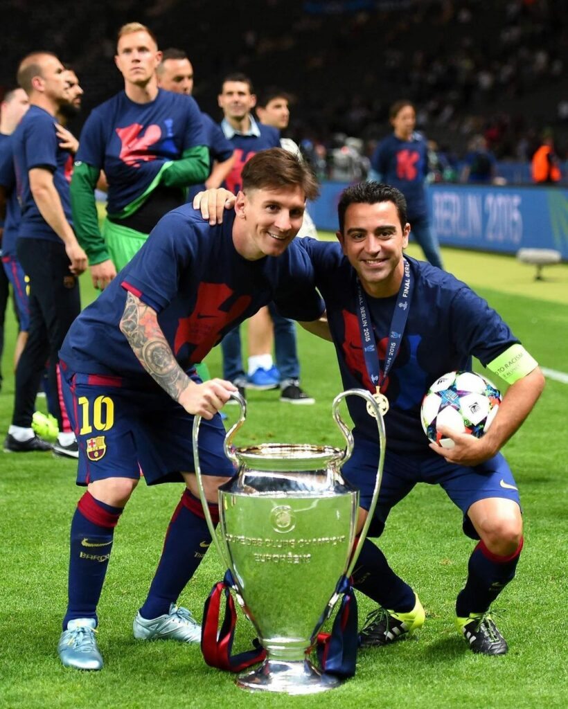 Messi e Xavi comemoram troféu da UEFA Champions League