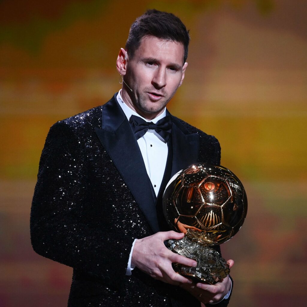 2º jogador mais desvalorizado no Mercado da Bola, Messi segura sua 7º bola de ouro.
