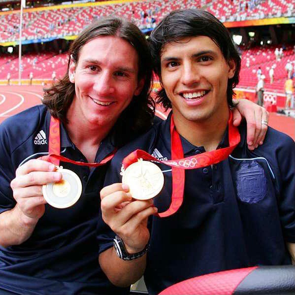 Messi e Agüero posam com medalha olímpica