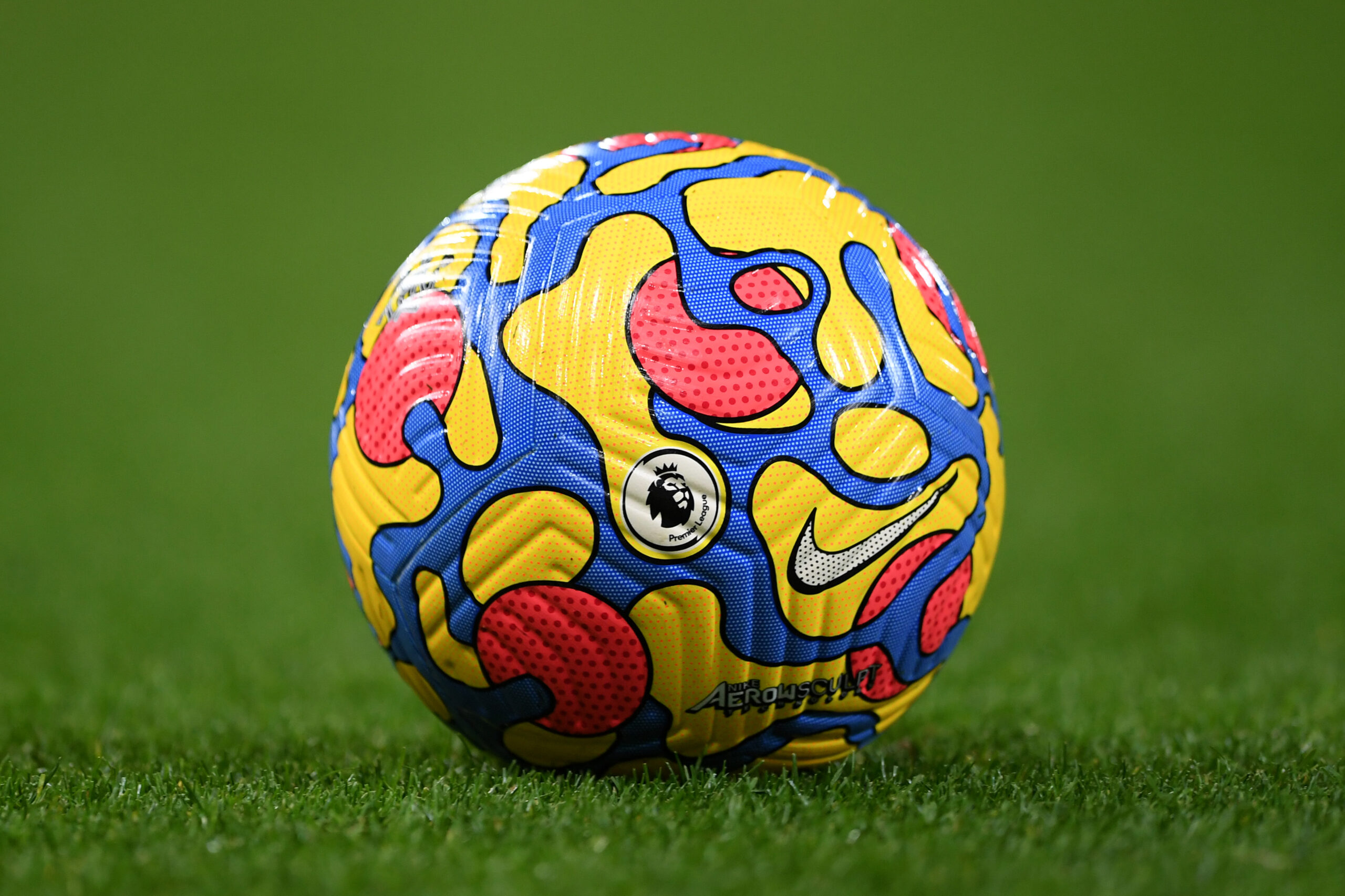 Bola da Premier League 2021-22 em campo em meio a caos de COVID-19 na competição