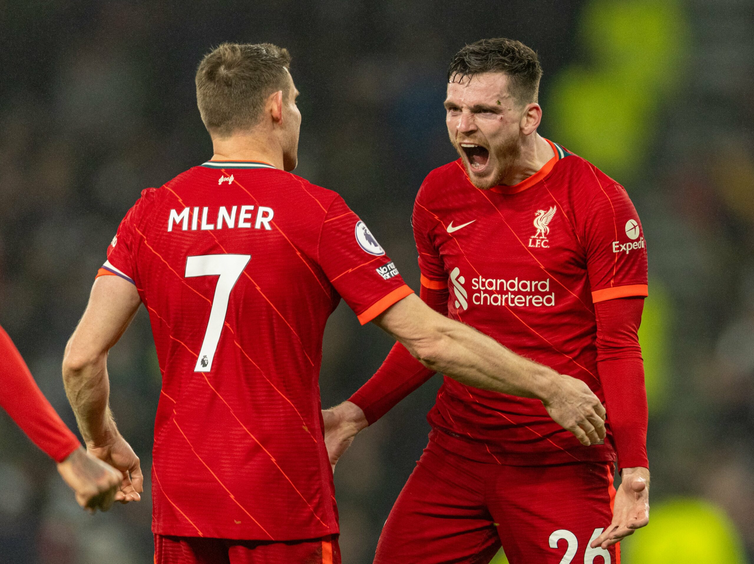 Robertson celebra com Milner gol dos Reds em Tottenham x Liverpool