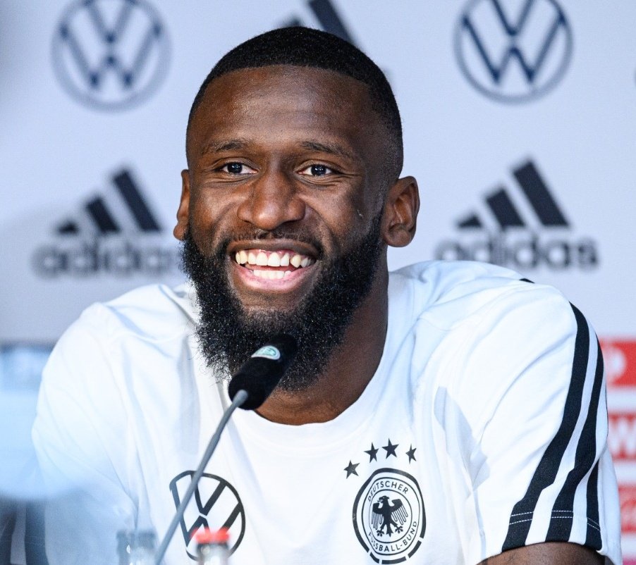 Rüdiger, um dos jogadores que ficará sem contrato ao fim da temporada, sorri em entrevista coletiva da seleção alemã