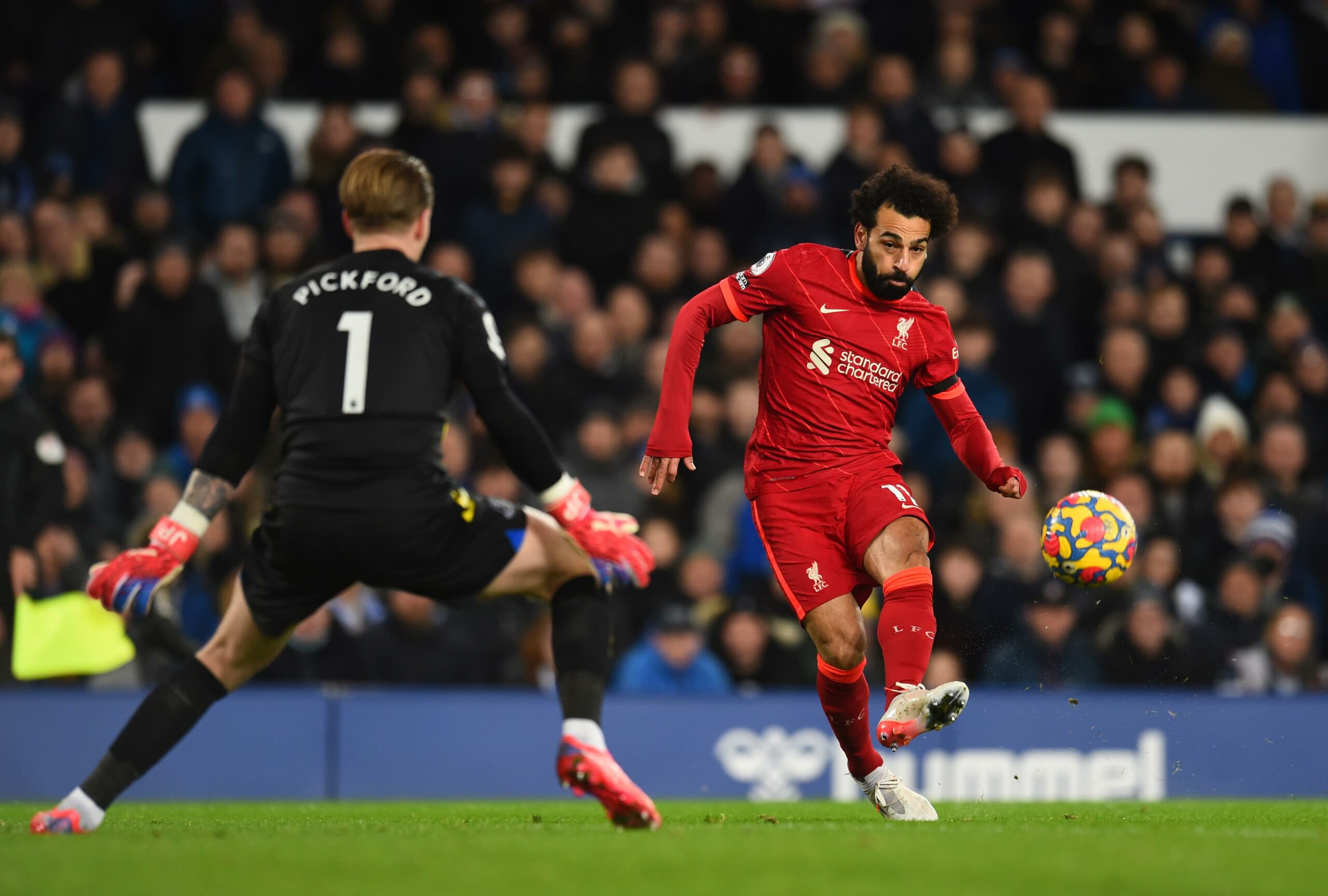 Salah chuta na cara do gol contra Pickford jogando pela Premier League