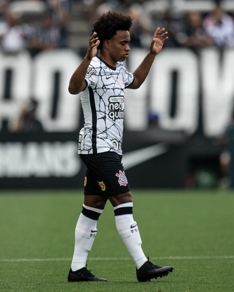 Willian aponta para o céu em campo com o Corinthians