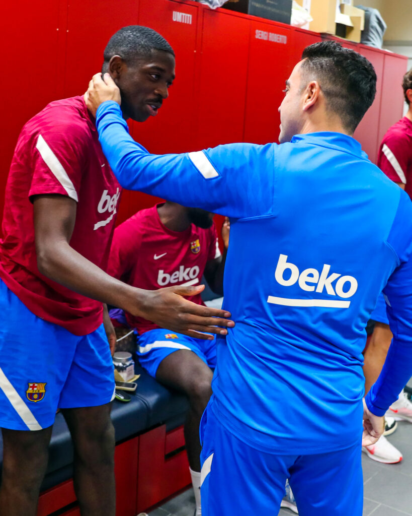 Dembélé tem conversa com Xavi após chegada do treinador