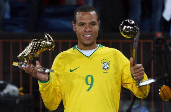Luís Fabiano com o prêmio de chuteira de ouro d Copa das Confederações 2009