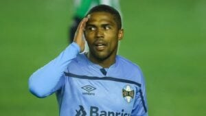 Douglas Costa é impedido de celebrar festa de casamento