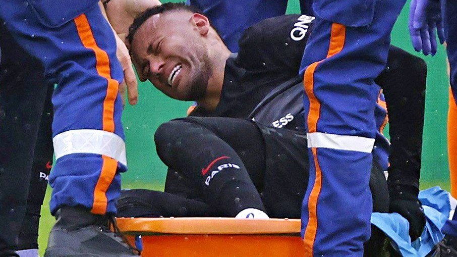Neymar sofre lesão pelo PSG.