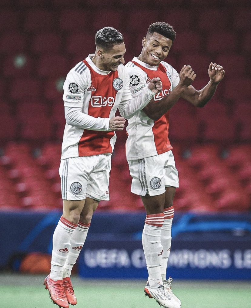 Antony e David Neres comemorando mais um gol com a camisa do Ajax