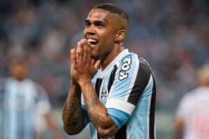 Douglas Costa perto de acertar com novo clube