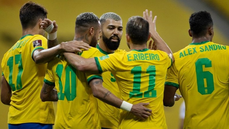 Éverton Ribeiro e Gabigol do Flamengo desembarcam em Quito para jogo da Seleção Brasileira