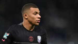 Time de Mbappé estuda como vai anunciar decisão sobre futuro do jogador