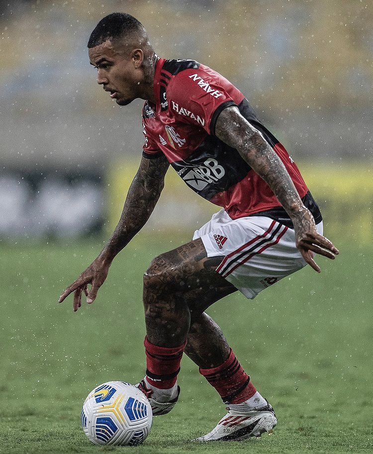 Kenedy com a camisa do Flamengo durante sua curta passagem pelo clube