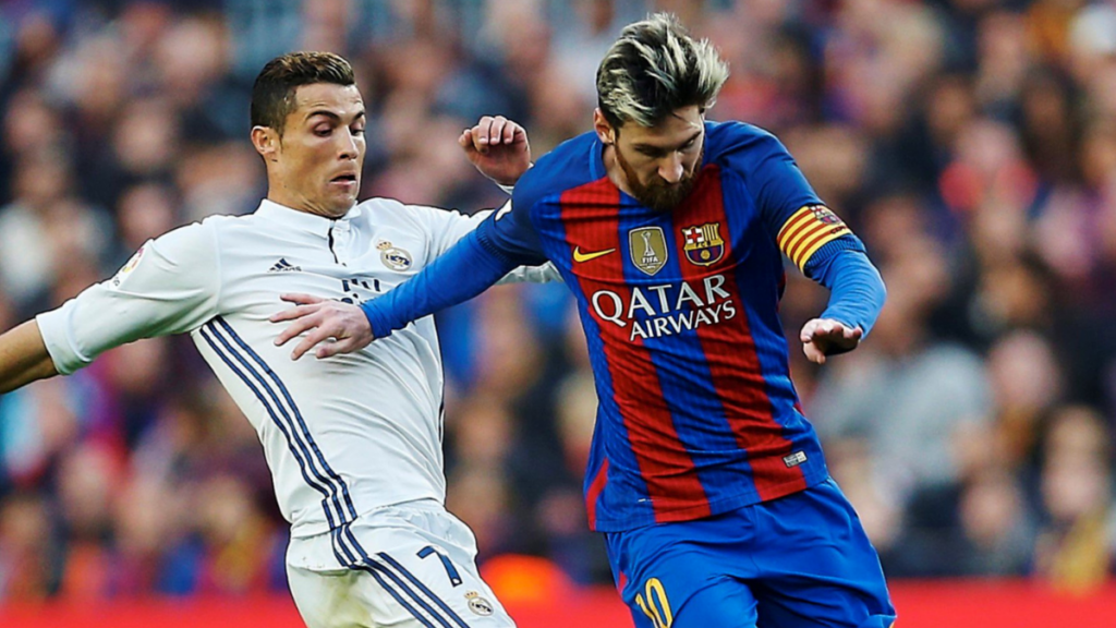 CR7 e Messi disputam bola em Él Clássico