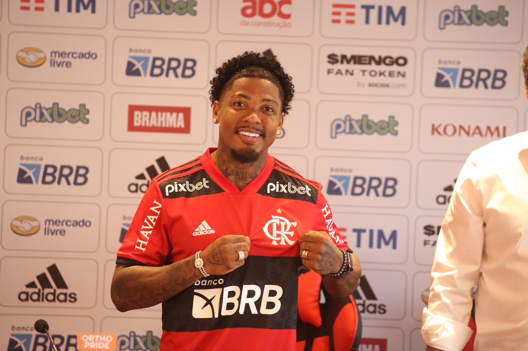 Pai de Marinho se emociona em apresentação no Flamengo
