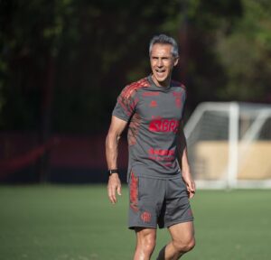 Paulo Sousa surpreende jogadores em treino