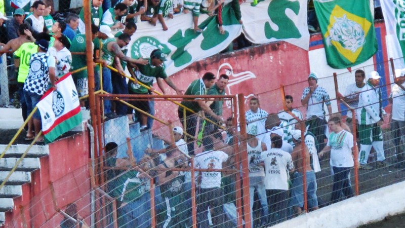 Torcedor invade campo no jogo São Paulo e Palmeiras pela Copinha