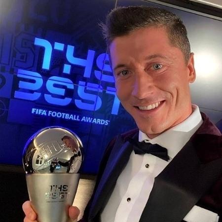 Lewandowski tira selfie com prêmio 'The Best'