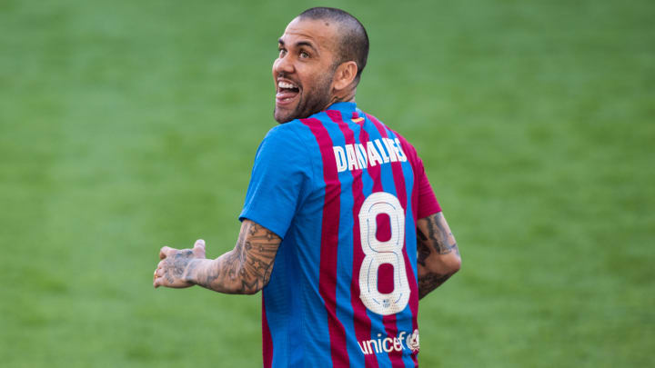 Daniel Alves se emociona em retorno ao Barcelona