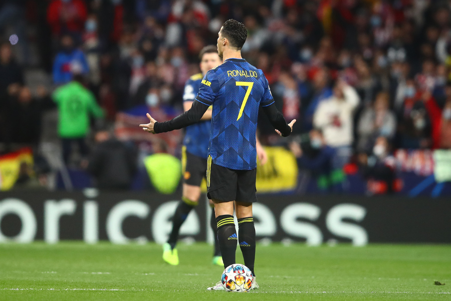 Cristiano Ronaldo reclama com equipe em Atlético de Madrid x Manchester United
