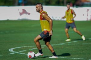 David Luiz é criticado por torcida do Flamengo após corte em Thiago Maia