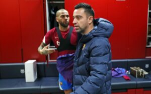 Porque Xavi deixou Daniel Alves fora do Barcelona na Liga Europa