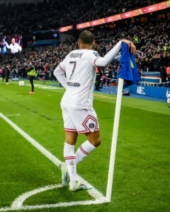 Mbappé faz homenagem a lenda do Barcelona às vésperas do jogo do PSG contra Real Madrid