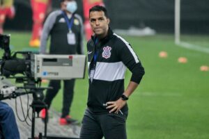 Corinthians: Fernando Lázaro exalta ‘herança’ deixada por Sylvinho e torcida discorda