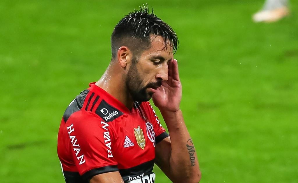 Isla é punido pelo Flamengo após publicar fotos em festa nas redes sociais