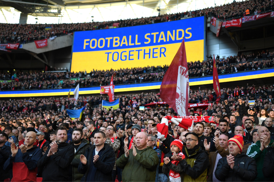 'O futebol está junto', escreve telão de Wembley com cores da bandeira da Ucrânia em final entre Chelsea x Liverpool