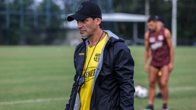 Santos fecha com Fabián Bustos como novo treinador