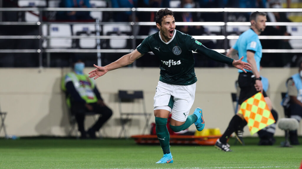 Raphael Veiga marcou de pênalti para o Palmeiras contra o Chelsea