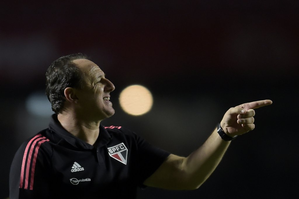 São Paulo busca novo goleiro e Rogério Ceni recebe 'aval' da diretoria.