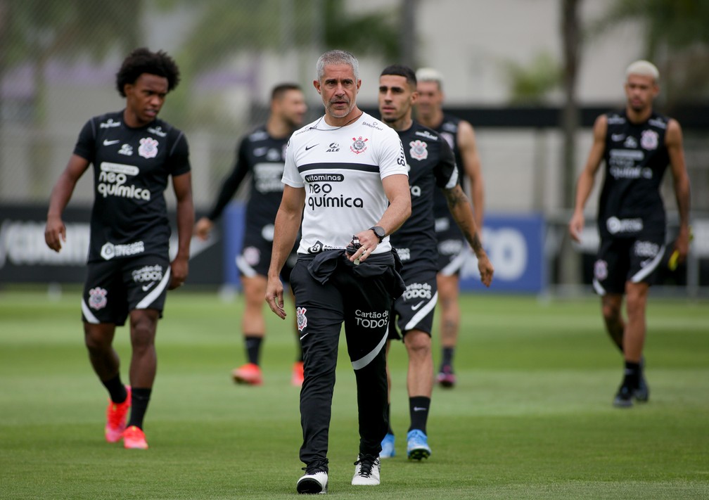 Torcida do Corinthians ameaça Sylvinho em caso de derrota pro Santos