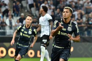 Jogadores do Santos brincam com Corinthians após vitória