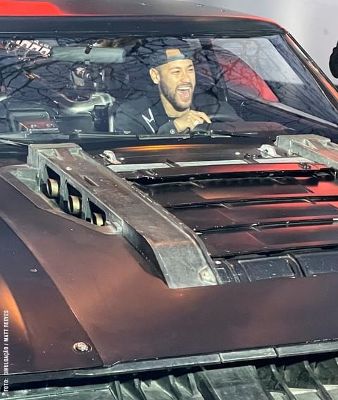 neymar dirigindo carro do Batman