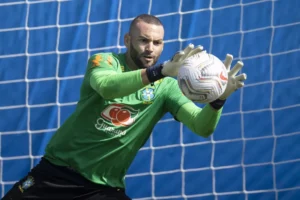 Seleção Brasileira: Weverton é cortado por lesão e Tite convoca goleiro na mira do Flamengo