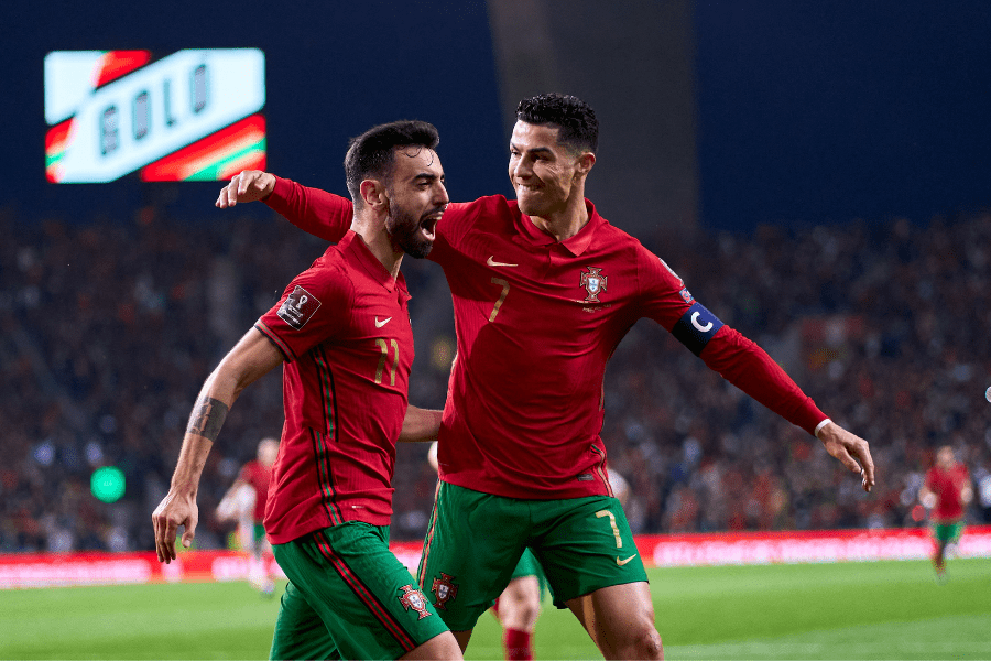 Cristiano Ronaldo e Bruno Fernandes celebram gol em Portugal x Macedônia do Norte