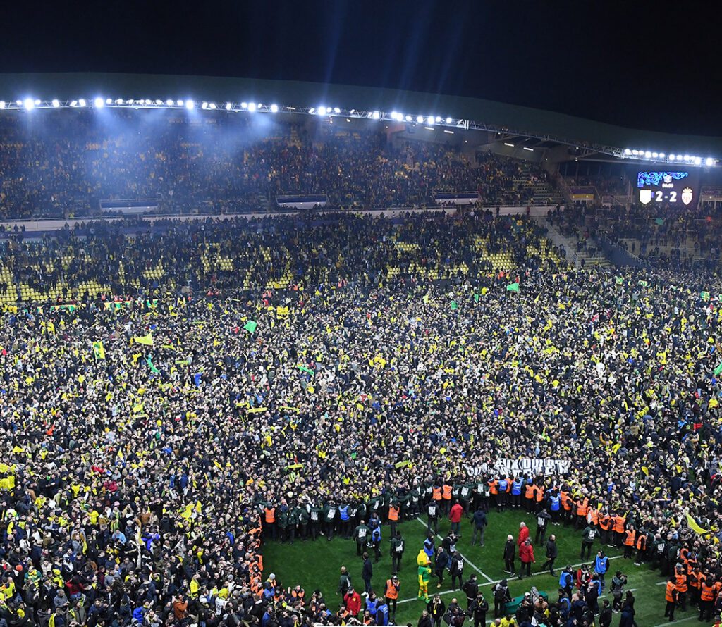 Torcida do Nantes invade o campo após classificação para final da Copa da França
