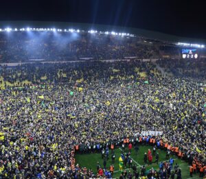 Torcida de time francês invade campo com classificação para Final da Copa da França