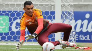 Flamengo: clube tem impasse em negociação com Athletico pelo goleiro Santos